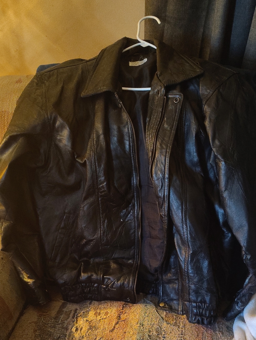 Men's Black Leather Bomber Jacket - Classic Zip Front Size XXL.